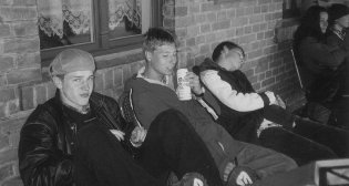 Biertrinker Trude und Villy; am Rande: der Antibiertrinker Tommekk