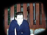 Der Dicke (als er noch dick war; heute --> der Ausgehungerte) an seinem frheren Arbeitsplatz